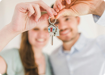 Pareja recibiendo las llaves de su nueva casa